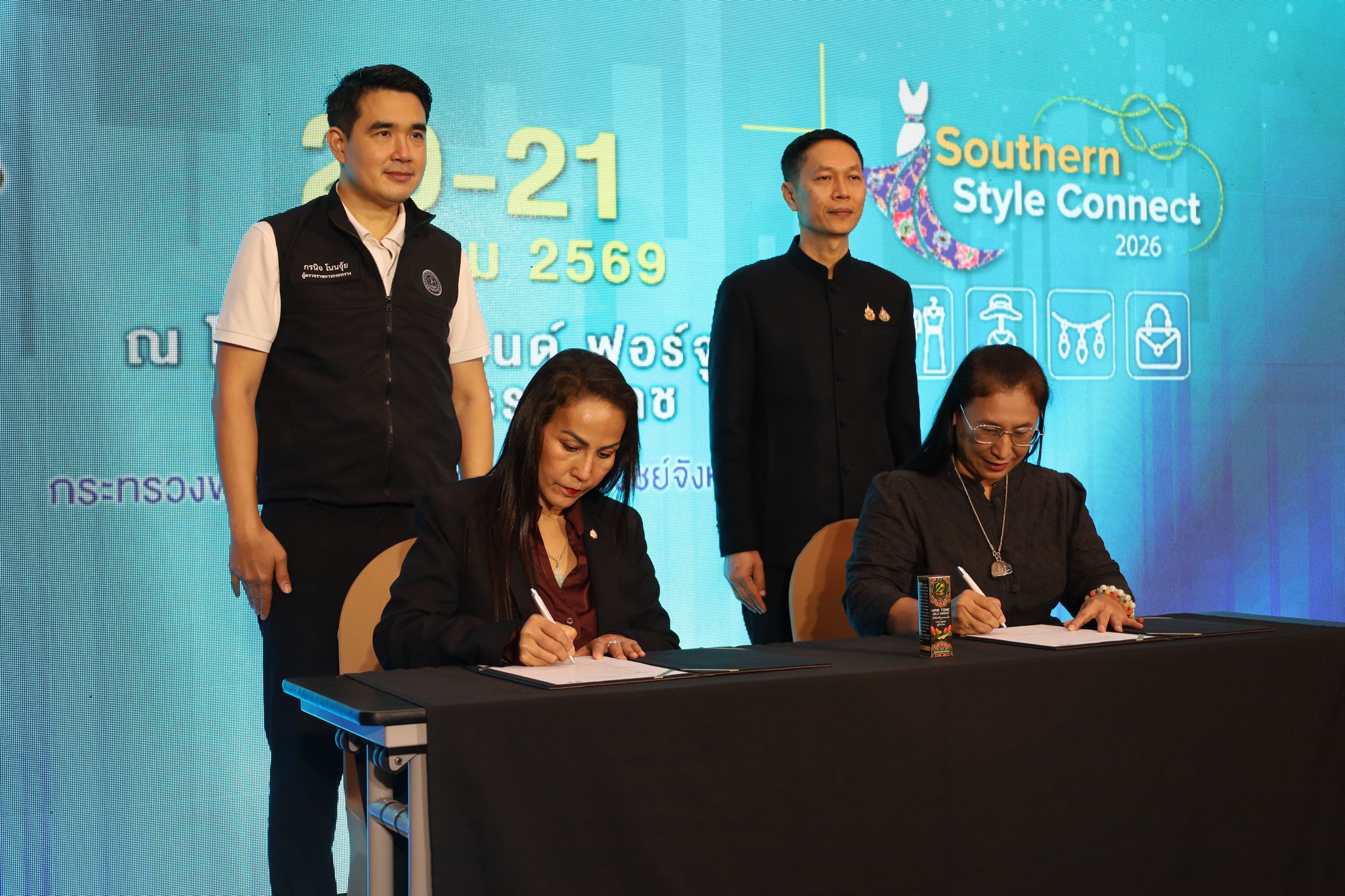 จังหวัดนครศรีธรรมราช ร่วมกับกระทรวงพาณิชย์ โดยสำนักงานพาณิชย์จังหวัดพัทลุง เปิดเวทีเจรจาธุรกิจครั้งใหญ่ &ldquo;Hybrid Business Matching&rdquo; ขนทัพผู้ประกอบการสมุนไพรและแฟชั่นผ้าทออัตลักษณ์ภาคใต้ บุกตลาดไทยและต่างประเทศ มั่นใจสร้างมูลค่าทางเศรษฐกิจกระตุ้นเม็ดเงินหมุนเวียนให้กลุ่มจังหวัดภาคใต้ ระหว่างวันที่ 20-21 มกราคมนี้