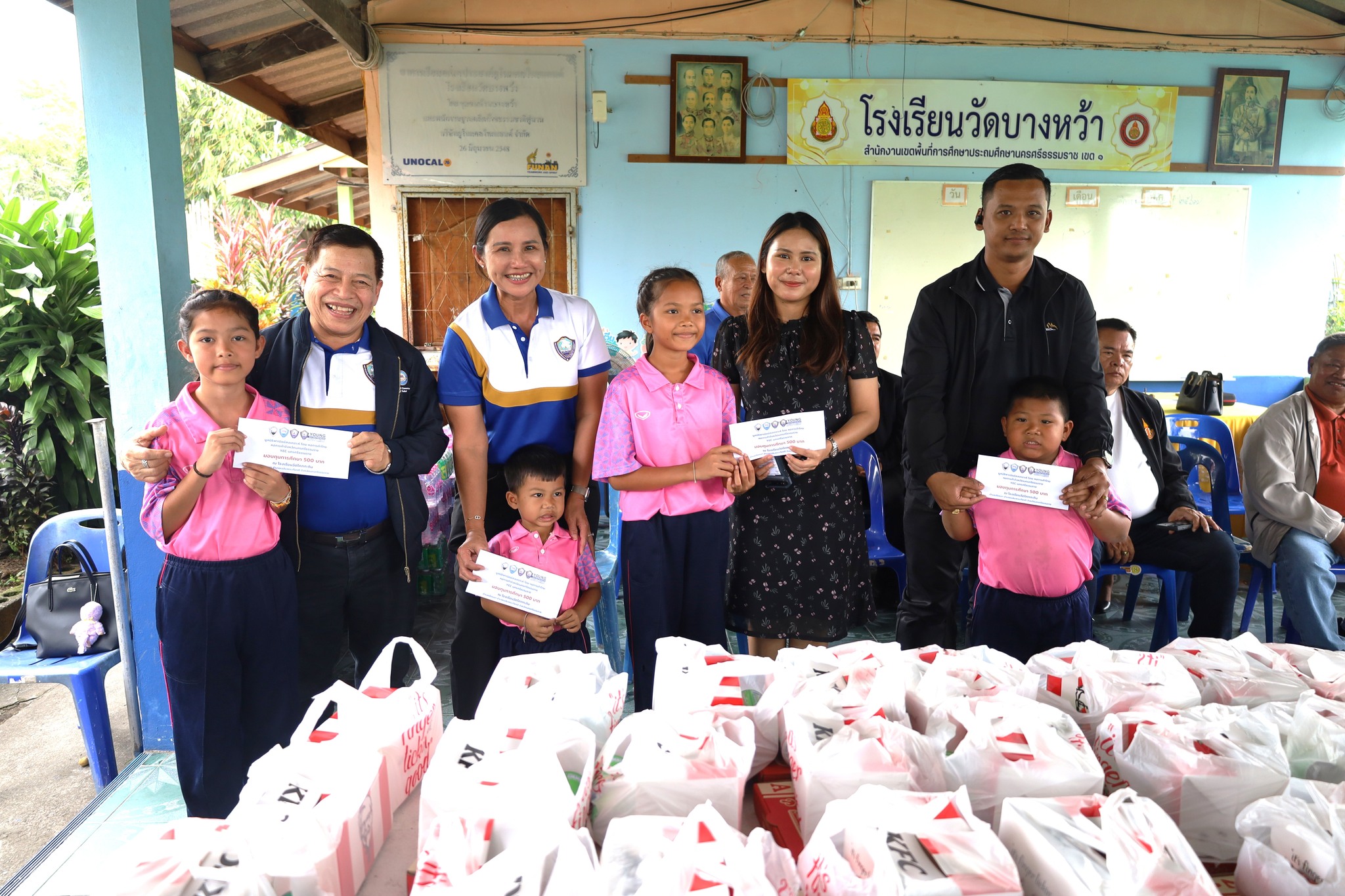 หอการค้าจังหวัดนครศรีธรรมราช ร่วมมอบทุนการศึกษาพร้อมจัดเลี้ยงอาหารกลางวันแก่ น้องๆนักเรียน ในพื้นที่อำเภอเฉลิมพระเกียรติ ส่งเสริมโอกาสทางการศึกษาและสร้างกำลังใจแก่บุคลากร