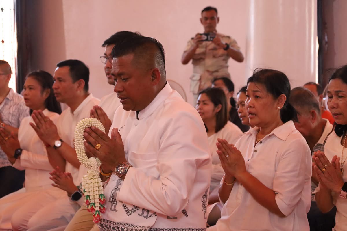 ผู้ว่าราชการจังหวัดนครศรีธรรมราช พร้อมพุทธศาสนิกชนจำนวนมากเข้าสักการะพระบรมสารีริกธาตุ จากศรีลังกา ซึ่งอัญเชิญมาประดิษฐานเป็นการถาวร ณ วัดพระมหาธาตุ วรมหาวิหาร จังหวัดนครศรีธรรมราช และเปิดให้พุทธศาสนิกชนและประชาชนทั่วไปเข้าสักการะเป็นวันแรกในวันนี้