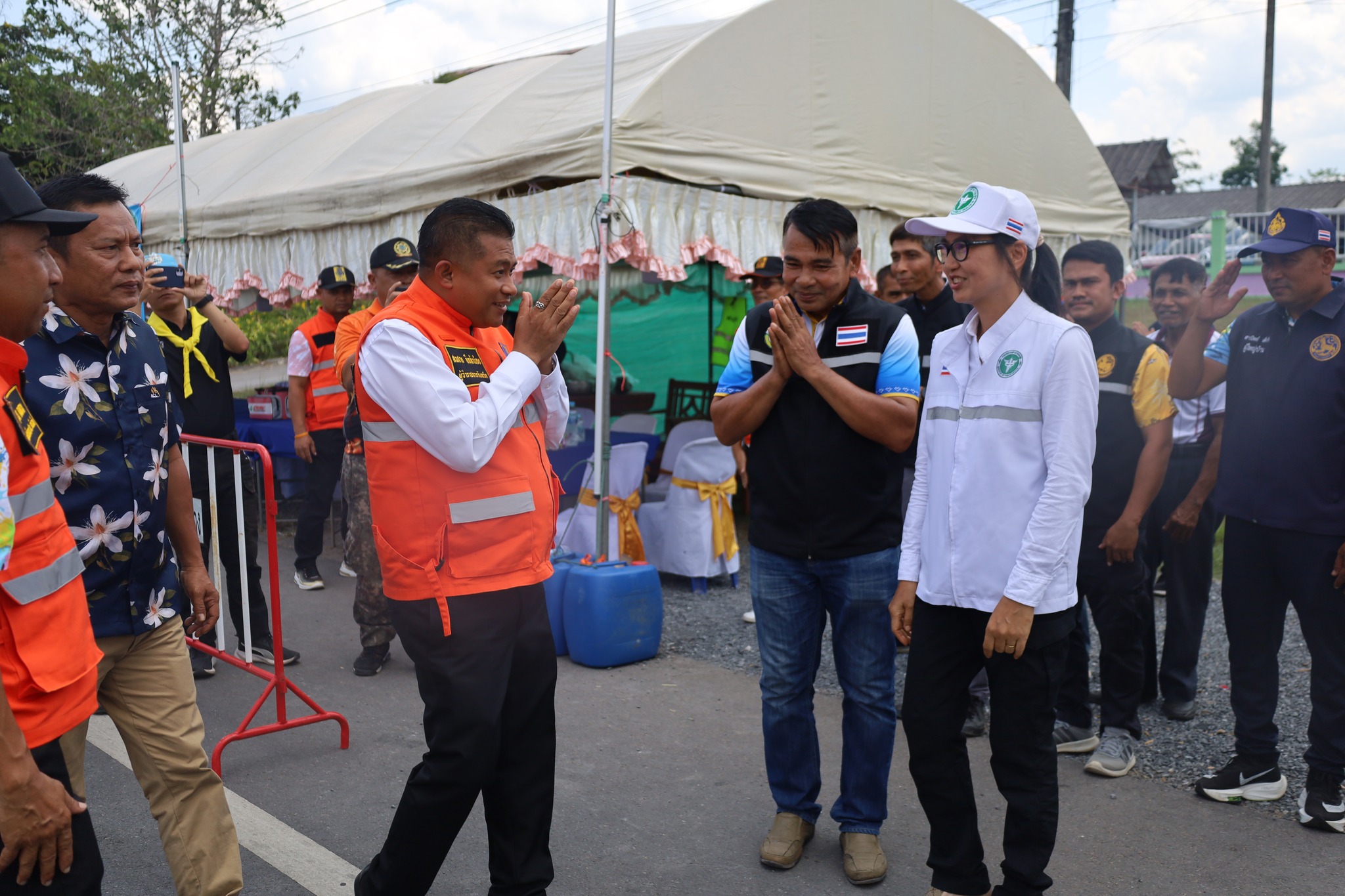 ผู้ว่าราชการจังหวัดนครศรีธรรมราช ออกเยี่ยมให้กำลังใจเจ้าหน้าที่ที่ปฏิบัติงานประจำจุดตรวจบริการ เพื่ออำนวยความสะดวกแก่นักเดินทางช่วงวันหยุดยาวเทศกาลสงกรานต์ ระหว่างวันที่ 10-16 เมษายน 2569 ในพื้นที่อำเภอทุ่งสง 