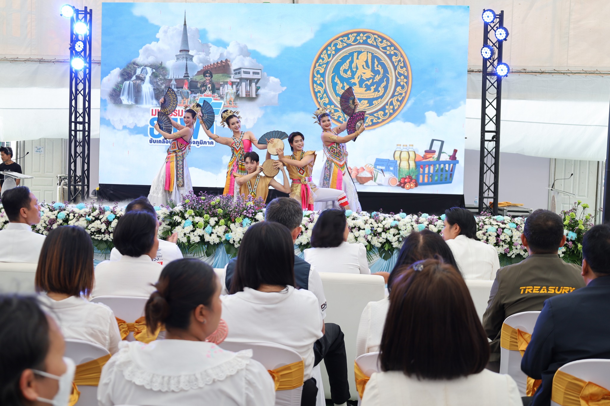 &ldquo;พาณิชย์&rdquo; ลุยลดค่าครองชีพประชาชน-ช่วยผู้ประกอบการ นำสินค้าอุปโภคบริโภค 10 หมวด กว่า 1,000 รายการ ลดสูงสุด 60% เพื่อช่วยลดภาระค่าครองชีพ และเพิ่มทางเลือกในการซื้อสินค้า ในงาน &ldquo;มหกรรมธงฟ้าขับเคลื่อนเศรษฐกิจภูมิภาค&rdquo; จังหวัดนครศรีธรรมราช