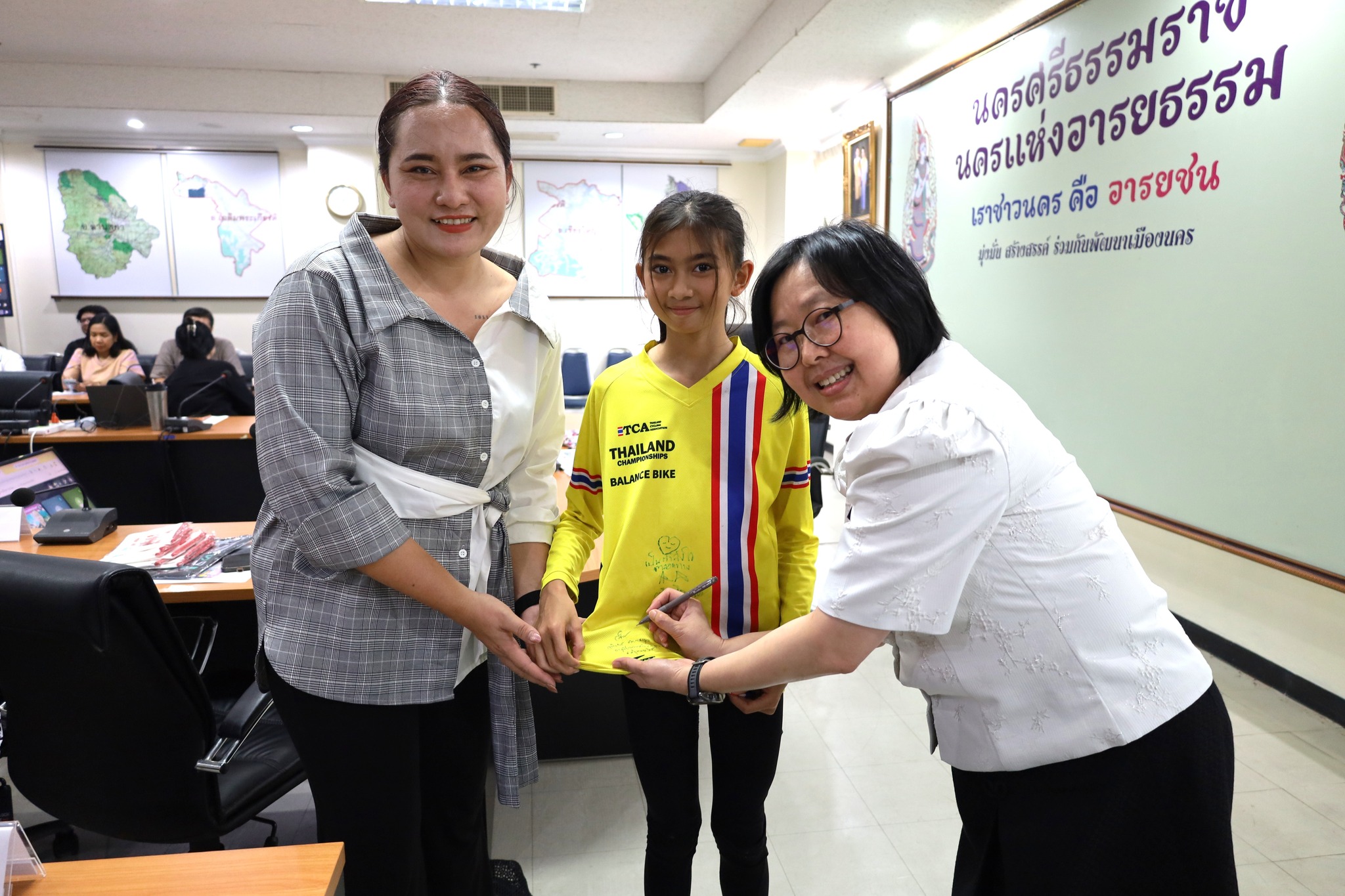 หนูน้อยนักกีฬาขาไถ ตัวแทนจังหวัดนครศรีธรรมราช และสมาคมกีฬาจักรยานแห่งประเทศไทย ในพระบรมราชูปถัมภ์ เข้ารับมอบโอวาทพร้อมขอลายเซ็นรองผู้ว่าฯ เป็นกำลังใจ ก่อนเข้าร่วมการแข่งขัน รายการ &ldquo;Asian Balance Bike Championship 2026&rdquo; 