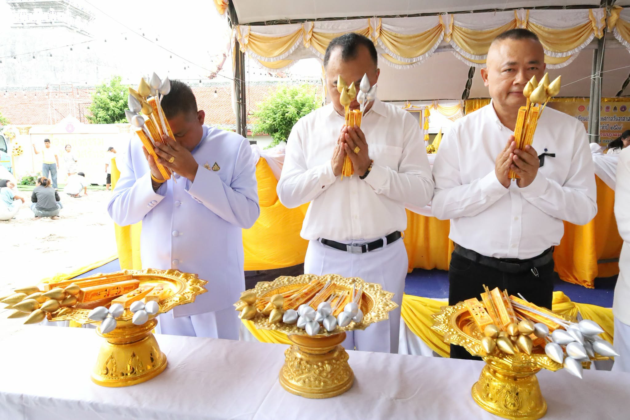 พุทธศาสนิกชน ร่วมสืบทอดประเพณีตักบาตรธูปเทียน เนื่องในวันเข้าพรรษา ประเพณีที่เป็นเอกลักษณ์หนึ่งเดียวของประเทศที่นครศรีธรรมราช 