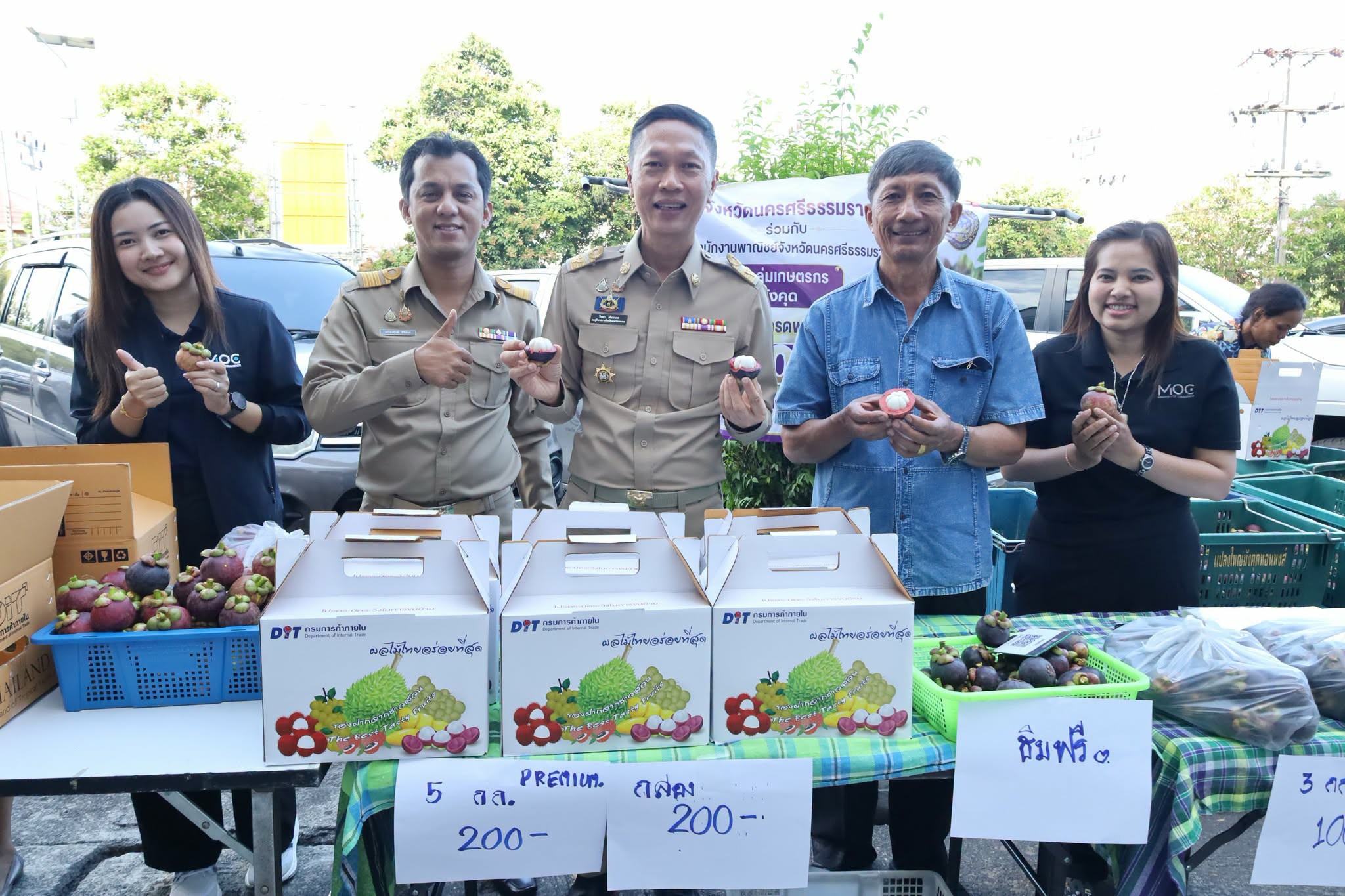 ผวจ.นครศรีธรรมราช เปิดพื้นที่ศาลากลางจังหวัดให้เกษตรกรขายมังคุด ส่งต่อความอร่อยถึงผู้บริโภคโดยตรง