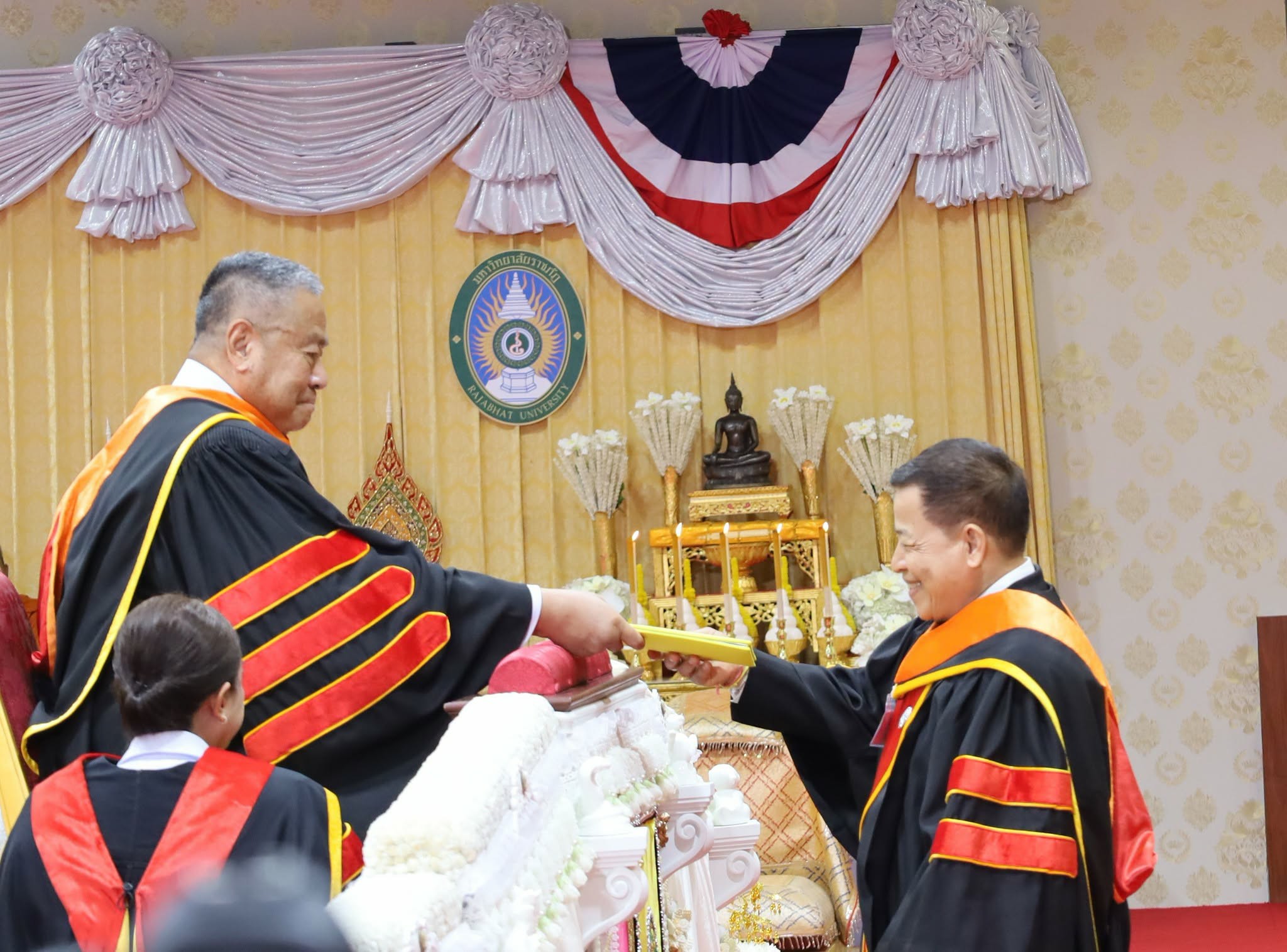 พระบาทสมเด็จพระเจ้าอยู่หัว ทรงพระกรุณาโปรดเกล้าโปรดกระหม่อมให้ นายพลากร สุวรรณรัฐ องคมนตรี เป็นผู้แทนพระองค์ในพิธีพระราชทานปริญญาบัตร มหาวิทยาลัยราชภัฏเขตภาคใต้ ระหว่างวันที่ 9-10 กันยายน 2569 ณ หอประชุมใหญ่ มหาวิทยาลัยราชภัฏนครศรีธรรมราช
