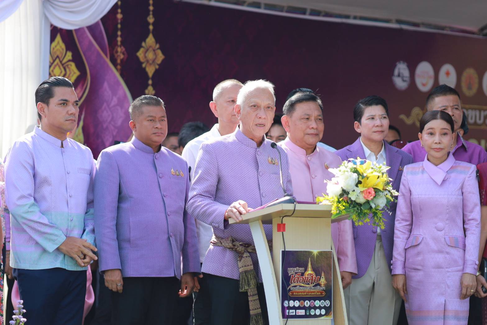 รองนายกรัฐมนตรี และรัฐมนตรีว่าการกระทรวงคมนาคม เปิดงานแห่หมรับ นครศรีธรรมราช ขณะที่นักท่องเที่ยวและประชาชนนับหมื่นคน รอชมริ้วขบวนตลอดสองฝั่งของถนนราชดำเนิน ระยะทางกว่า 3 กิโลเมตร 