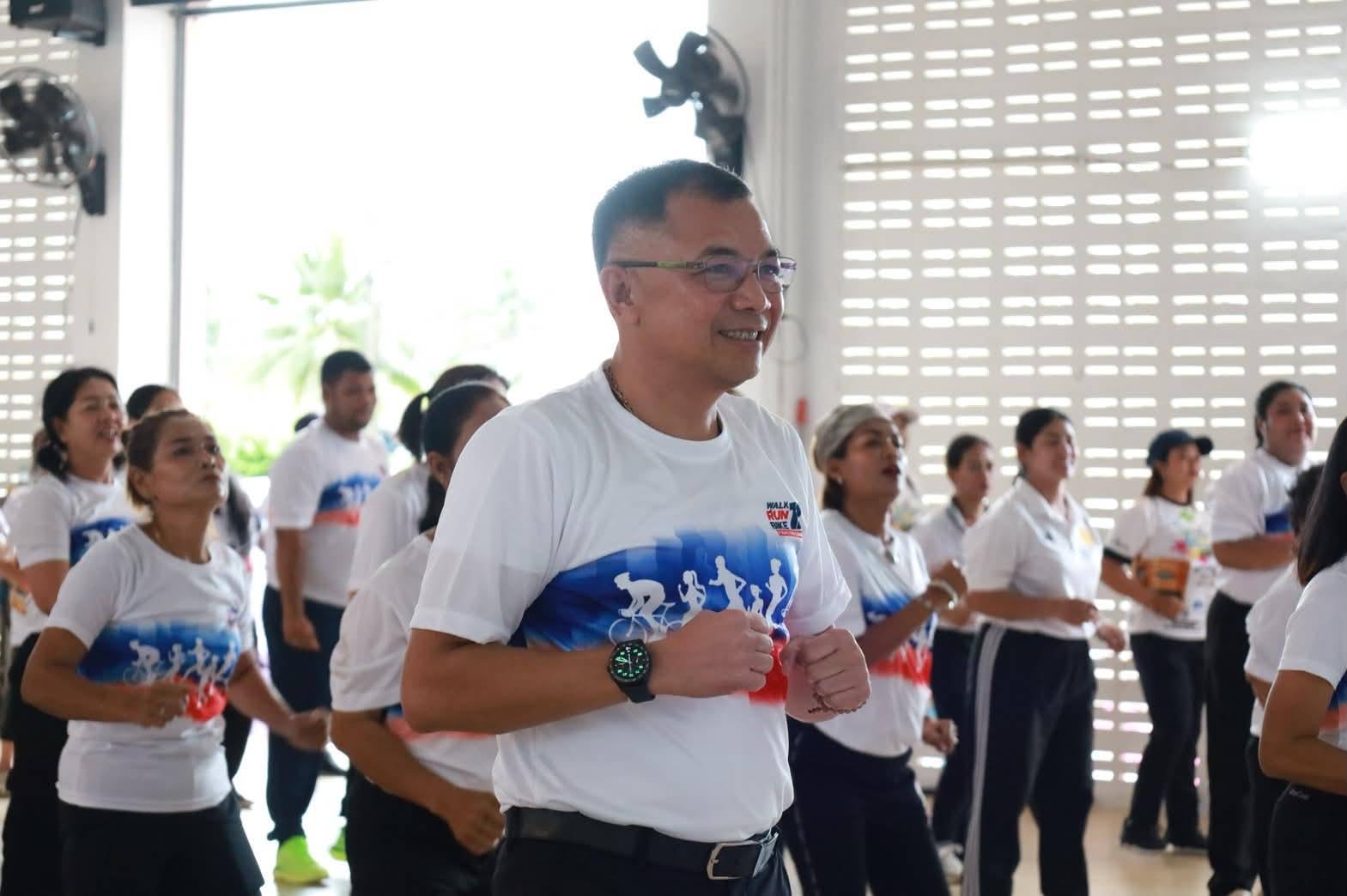 ปากพนังรวมพลังสุขภาพ จัดกิจกรรมเต้นแอโรบิค ขับเคลื่อนโครงการ &ldquo;แสงนำใจไทยทั้งชาติ&rdquo; เดิน วิ่ง ปั่น ป้องกันอัมพาต ครั้งที่ 12 เฉลิมพระเกียรติ